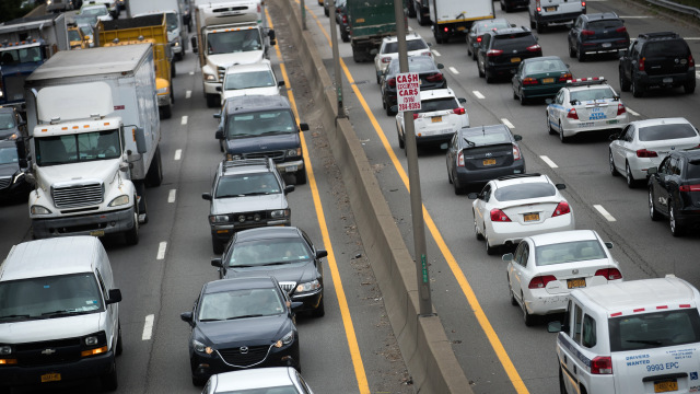 Automobiles wait in a traffic jam on a New York City highway November 20, 2007. Americans are expected to travel in record numbers for the Thanksgiving holiday. REUTERS/Mike Segar